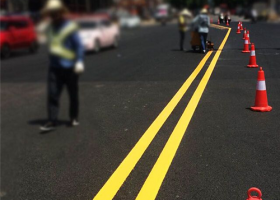 道路交通划线设置应如何考虑行车安全？